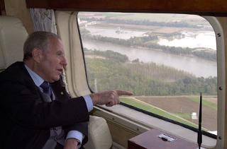 Il Presidente della Repubblica Carlo Azeglio Ciampi osserva dall'elicottero le zone alluvionate del Piemonte