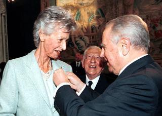 Il Presidente della Repubblica Carlo Azeglio Ciampi pone l'insegna di Grande Ufficiale dell'Ordine al Merito della Repubblica a Donna Marella Caracciolo Agnelli, Vice Presidente della Commissione Nazionale Italiana dei Collegi del Mondo Unito