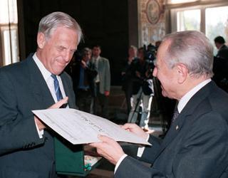 Il Presidente della Repubblica Carlo Azeglio Ciampi consegna l'Attestato di Grande Ufficiale dell'Ordine al Merito della Repubblica al Prof. B. Sutcliffe, Rettore del Collegio dell'Adriatico