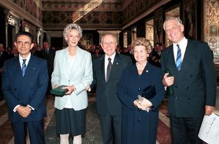 Il Presidente della Repubblica Carlo Azeglio Ciampi con la moglie Franca durante l'incontro con i componenti della Commissione Nazionale Italiana per i Collegi del Mondo Unito. Da sinistra Mario Sarcinelli (Presidente) Donna Marella Caracciolo Agnelli (Vice Presidente) e il Prof. David B. Sutcliffe, Rettore del Collegio dell'Adriatico