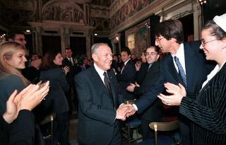Il Presidente della Repubblica Carlo Azeglio Ciampi salutato da ex studenti dei Collegi del Mondo Unito al termine dell'incontro con i Componenti della loro Commissione Nazionale Italiana