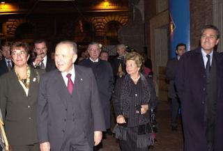 Il Presidente Ciampi con la moglie Franca accompagnati dal Segretario generale Gaetano Gifuni e dal Sindaco di Roma Francesco Rutelli al loro arrivo ai Mercati Traianei