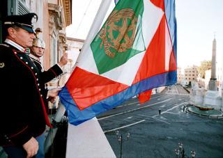 I Corazzieri issano il nuovo Stendardo Presidenziale sull'ingresso principale del Palazzo del Quirinale