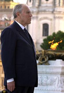 Il Presidente Ciampi sosta davanti al Sacello del Milite Ignoto