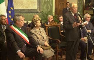 Il Presidente Ciampi, con a fianco la Signora Franca e il Sindaco di Cagliari Mariano Delogu, rivolge il suo saluto ad una rappresentanza del mondo del volontariato cagliaritano