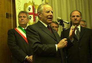 Il Presidente Ciampi, a Villa Devoto, insieme al Presidente della Giunta Regionale della Sardegna Mario Floris e al Sindaco di Cagliari Mariano Delogu