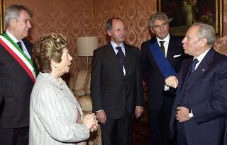 Il Presidente Ciampi e la moglie Franca insieme al Sindaco di Cagliari Mariano Delogu, il Presidente della Regione Sardegna Mario Floris ed il Presidente della Provincia Sandro Balletto