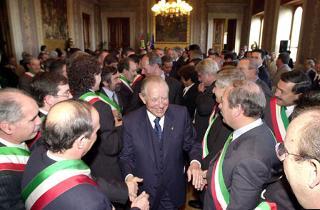 Il Presidente Ciampi saluta i Sindaci della Provincia di Cagliari, al termine dell'incontro con le Autorità regionali civili e militari