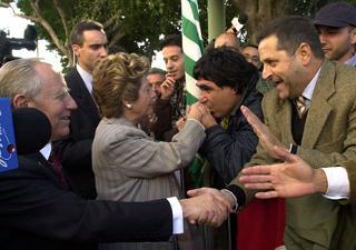 Il Presidente Ciampi e la moglie Franca salutati dai manifestanti davanti alla Sede del Comune di Cagliari