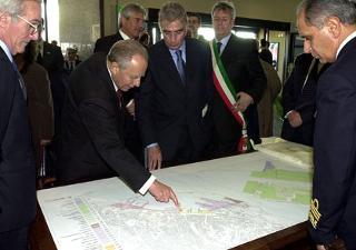 Il Presidente Ciampi, insieme al Presidente dell'Autorità Portuale Italo Ferrari ed al Sindaco di Cagliari Mariano Delogu, osserva una planimetria dei lavori del porto di Cagliari