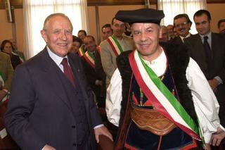 Il Presidente Ciampi con il Sindaco di Ollolai, Tonino Bussu al termine del suo intervento in Comune