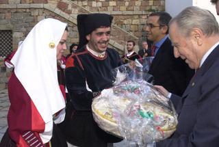 Il Presidente Ciampi riceve il benvenuto da due abitanti in costume nuorese durante la visita al Museo Etnografico