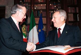 Il Presidente Ciampi consegna il &quot;Premio Balzan 2000&quot; per l'antichità classica al Prof. Martin Litchfield West