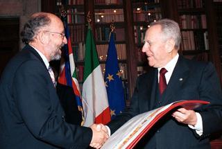 Il Presidente Ciampi consegna il &quot;Premio Balzan 2000&quot; per la strumentazione e le tecniche in astronomia e astrofisica al Prof. Michel Mayor