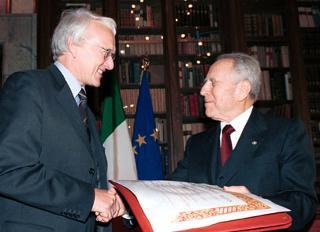 Il Presidente Ciampi consegna il &quot;Premio Balzan 2000&quot; per la storia del diritto dal XVI secolo ad oggi al Prof. Michael Stolleis