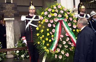 Il Presidente Ciampi in raccoglimento davanti alla stele che ricorda le vittime della strage in Piazza della Loggia