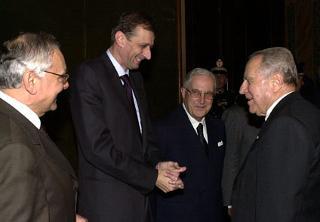 Il Presidente Ciampi si intrattiene, poco prima dell'incontro con gli Uditori Giudiziari, con (da sinistra) il Vice Presidente del Consiglio Superiore della Magistratura Giovanni Verde, il Ministro della Giustizia Piero Fassino e il Primo Presidente della Corte Suprema di Cassazione Andrea Vela