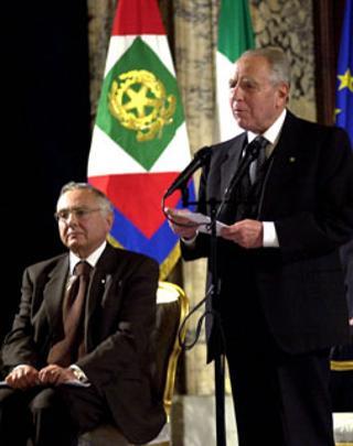 Il Presidente Ciampi con il Vice Presidente del Consiglio superiore della magistratura Giovanni Verde durante l'incontro con gli Uditori Giudiziari nominati con D.M. 12 luglio 1999, in occasione del conferimento delle funzioni e dell'assegnazione delle sedi
