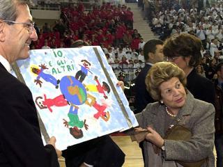 La signora Franca Pilla Ciampi, al termine dell'intervento alla Giornata nazionale per i diritti dell'infanzia e dell'adolescenza, mostra un disegno realizzato da alcuni studenti