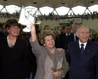Il Presidente Ciampi e la signora Franca, accompagnati dal Presidente della Commissione parlamentare per l'infanzia On. Mariella Cavanna Scirea, lasciano il Palazzetto dello Sport al termine dell'intervento alla Giornata nazionale per i diritti dell'infanzia e dell'adolescenza