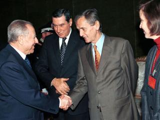 Il Presidente Ciampi saluta il Presidente dell'Assemblea Nazionale della Repubblica Francese Raymond Forni, a destra nella foto il Vice Presidente del Congresso della Repubblica del Perù Marianella Monsalvo