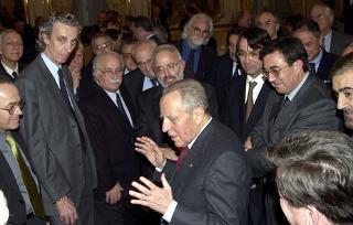 Il Presidente Ciampi si intrattiene con alcuni Rettori degli Atenei Italiani, al termine dell'incontro