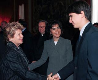 La signora Franca Pilla Ciampi con Giampaolo Frajese e la signora Esther Frajese, al termine dell'incontro con gli Organizzatori, la Giuria ed i Vincitori del Premio Ischia 1999/2000