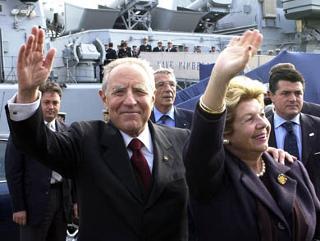 Il Presidente Ciampi e la moglie Franca rispondono al saluto dei cittadini messinesi al loro arrivo nella città siciliana