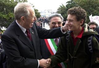 L'affettuoso saluto del Presidente Ciampi ad un giovane studente, davanti al Municipio della città siciliana