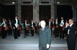 Il Presidente Ciampi al termine del Concerto eseguito da "I Solisti Veneti" saluta l'orchestra diretta dal Maestro Claudio Scimone
