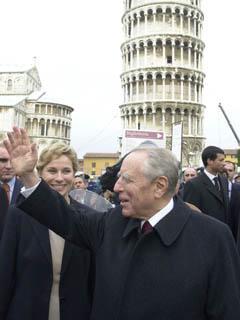 Il Presidente Ciampi con il Ministro dei Beni Culturali Giovanna Melandri, saluta i cittadini di Pisa al termine della visita ai cantieri per il restauro della Torre di Pisa