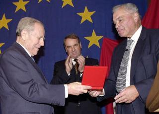 Il Presidente Ciampi riceve la Medaglia d'Oro della Fondazione Jean Monnet pour l'Europa dal Prof. Henri Rieben