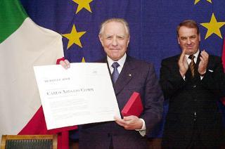 Il Presidente Ciampi con il Presidente della Confederazione Elvetica Ogi dopo aver ricevuto la Medaglia d'Oro della Fondazione Jean Monnet pour l'Europe