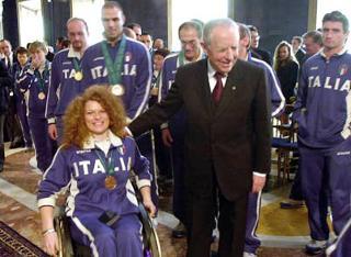 Il Presidente Ciampi tra alcuni atleti Disabili vincitori di Medaglie alle Paraolimpiadi di Sidney 2000 dopo la consegna, a ciascun atleta, delle Onorificenze e delle Medaglie ricordo