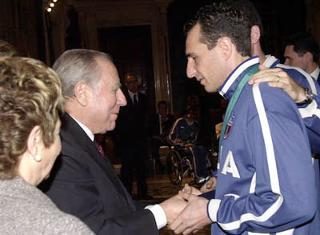 Il Presidente Ciampi si congratula con un atleta della Federazione Italiana Sport Disabili vincitore di Medaglia alle Paraolimpiadi di Sidney 2000