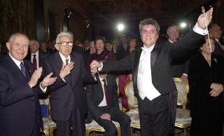 Il Presidente Ciampi applaude il Maestro Goffredo Petrassi benemerito della Musica al termine del concerto diretto dal Maestro Bruno Aprea