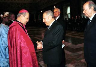 Il Presidente Ciampi, con a fianco il Ministro degli Esteri Lamberto Dini, saluta S.E. Rev.ma Mons. Andrea Cordero Lanza di Montezemolo al termine della cerimonia