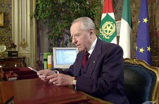 Il Presidente della Repubblica Carlo Azeglio Ciampi rivolge il suo Messaggio di fine anno agli Italiani