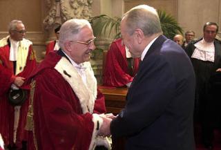 Il Presidente Ciampi saluta il Primo Presidente della Corte Suprema di Cassazione Andrea Vela al termine della cerimonia di inaugurazione dell'Anno Giudiziario 2001