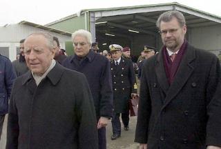 Il Presidente Ciampi con il Rappresentante delle Nazioni Unite Hans Haekkerup e il Ministro della Difesa Mattarella al suo arrivo all'Aeroporto