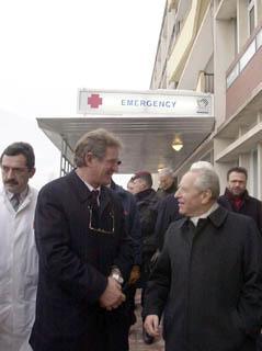 Il Presidente Ciampi con il Dott. Virgilio Dominioni durante la visita alle strutture ospedaliere dell'Ospedale di Pec
