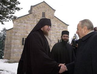 Il Presidente Ciampi al suo arrivo al Monastero ortodosso viene accolto dal Vicario Padre Sava