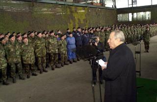 Il Presidente Ciampi rivolge il suo saluto alle truppe italiane schierate nell'hangar del Quartier Generale di Pec