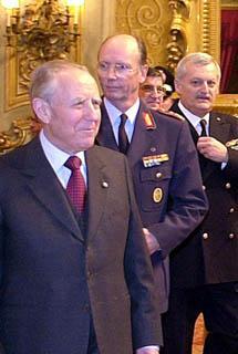 Il Presidente Ciampi con il Comandante Lt. Gen. Hartmut Olboeter del Nato Defense College e il R.Adm Mario Fusco