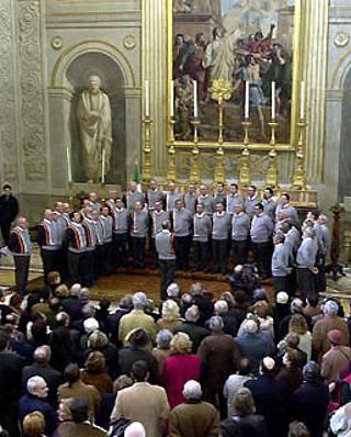 Un momento del concerto del Coro dell'Associazione Nazionale degli Alpini diretto dal M° Guido Podestà, svoltosi presso la Cappella Paolina del Palazzo del Quirinale