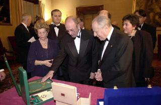 Scambio di doni e di onorificenze tra il Presidente Ciampi e il Presidente della Repubblica Ellenica Stephanopoulos