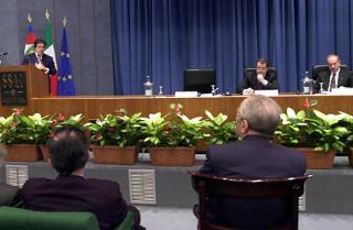Il Presidente Ciampi assiste all'intervento del Ministro degli Interni Enzo Bianco durante la cerimonia inaugurale dell'Anno Accademico 2000-2001 della Scuola Superiore dell'Amministrazione dell'Interno