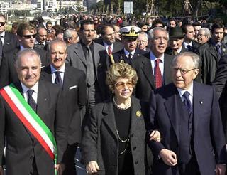 Il Presidente Ciampi e la moglie Franca, accompagnati dal Sindaco Italo Falcomatà e dal Presidente del Consiglio Regionale della Calabria Giovanbattista Caligiuri, a passeggio sul lungomare di Reggio Calabria