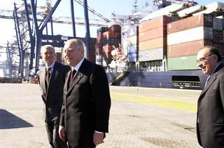 Il Presidente Ciampi durante la visita alle infrastrutture del porto
