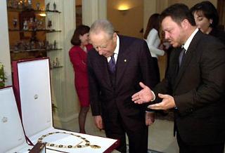 Il Re di Giordania Abdullah II consegna al Presidente della Repubblica Carlo Azeglio Ciampi la più alta onorificenza mai concessa ad un italiano